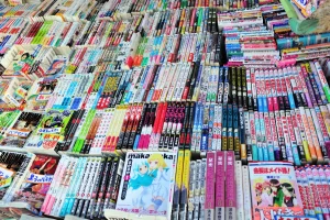 ชั้นหนังสือมังงะในร้านหนังสือโตเกียว