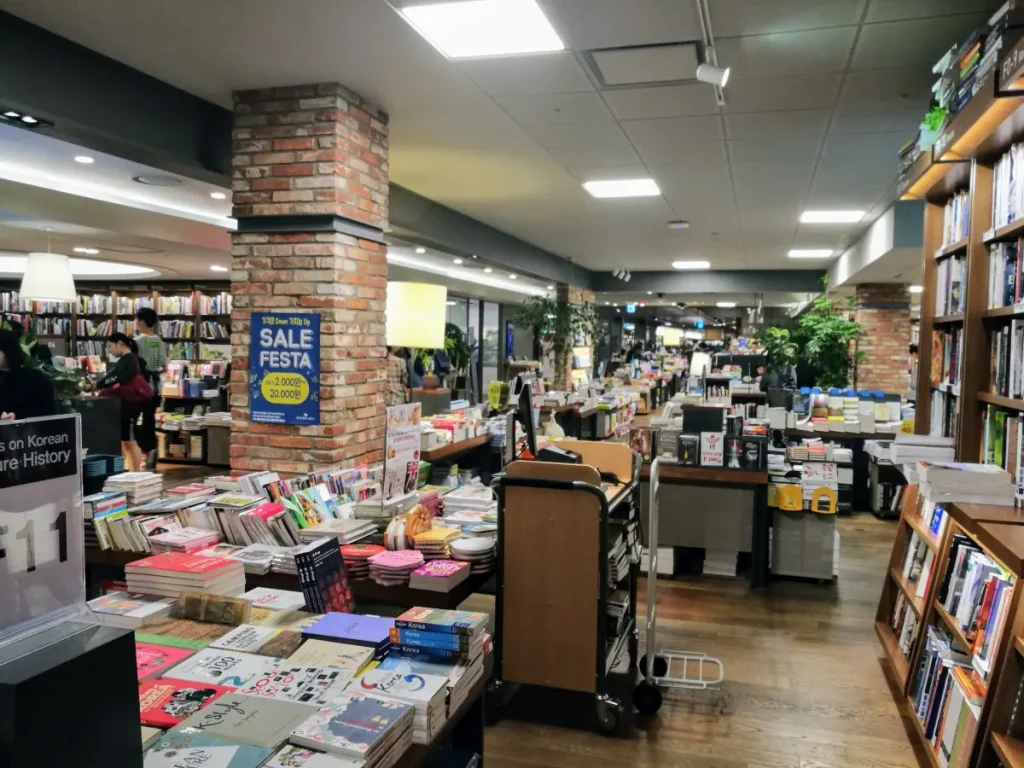 ภายในร้านหนังสือ Kyobo Bookshop ในกรุงโซล