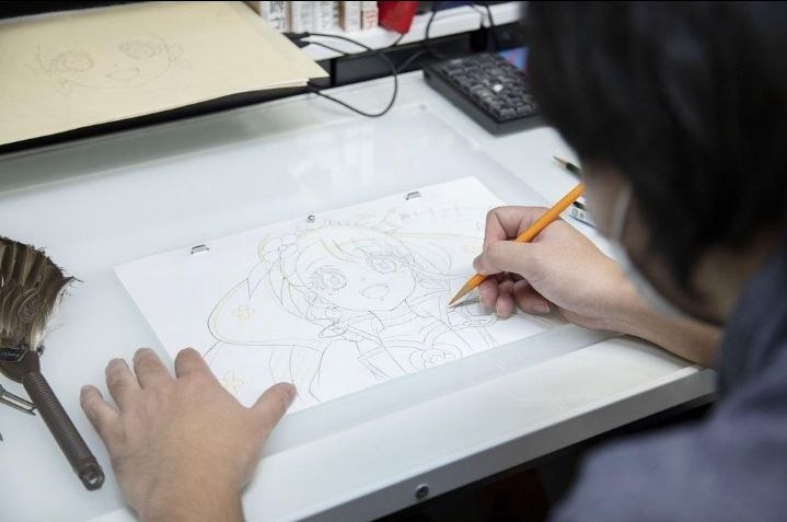 นักวาดกำลังสร้างภาพประกอบมังงะ
