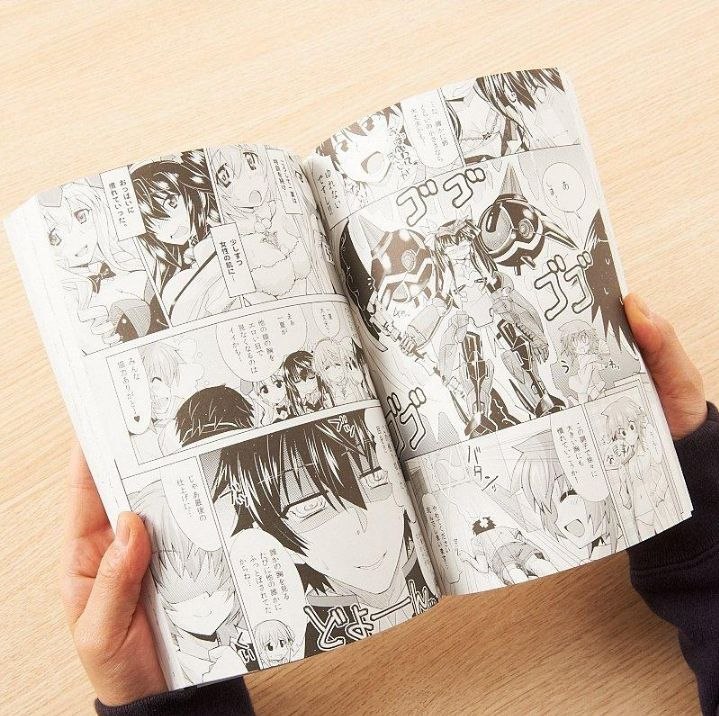 ผู้อ่านกำลังเปิดอ่านหนังสือมังงะ